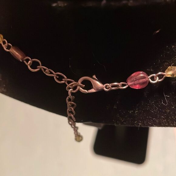 Painted flower necklace with beads on chain & iridescent green clip on earrings - Picture 3 of 10